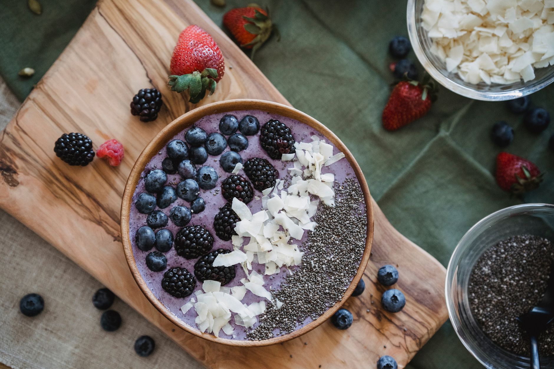 Smoothie bowl sehat dengan buah berry segar